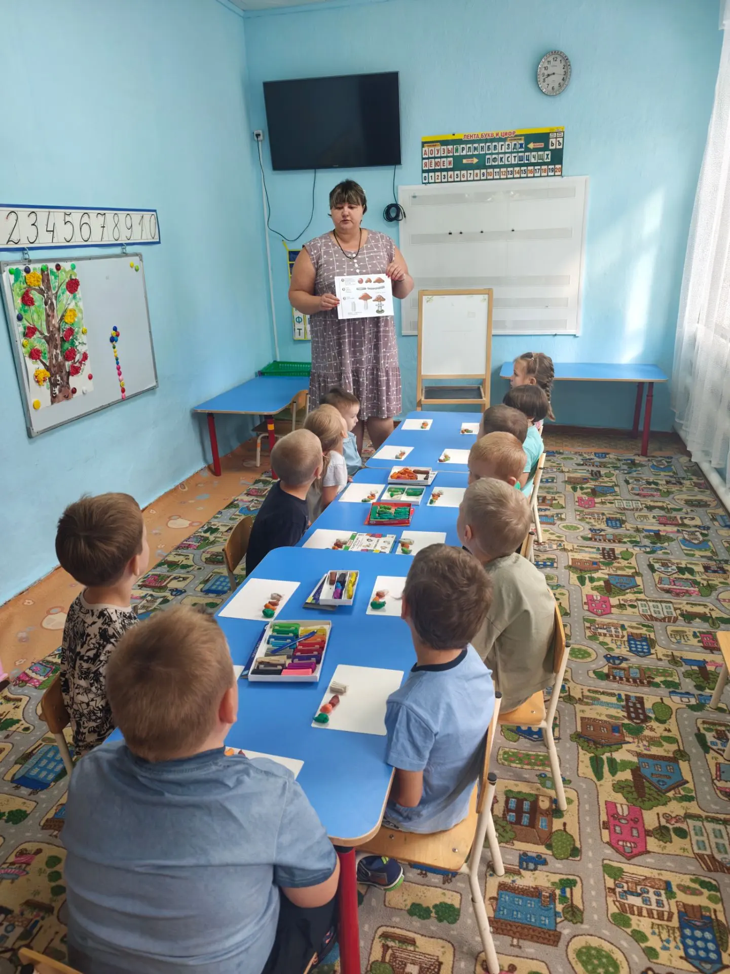 Сегодня в  группе «Буратино» прошло занятие по лепке на тему: «Грибы» .