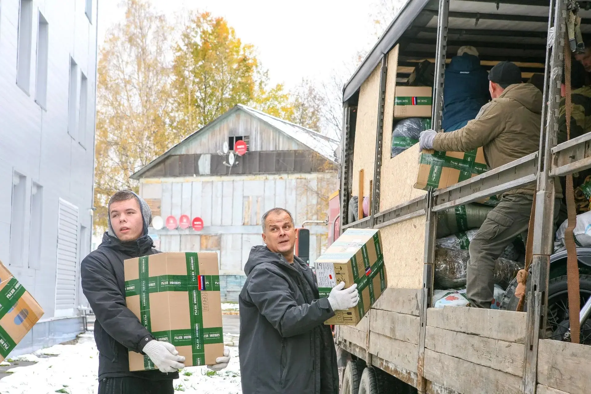 Очередная партия гуманитарной помощи из Нягани отправилась к нашим защитникам в зону СВ...