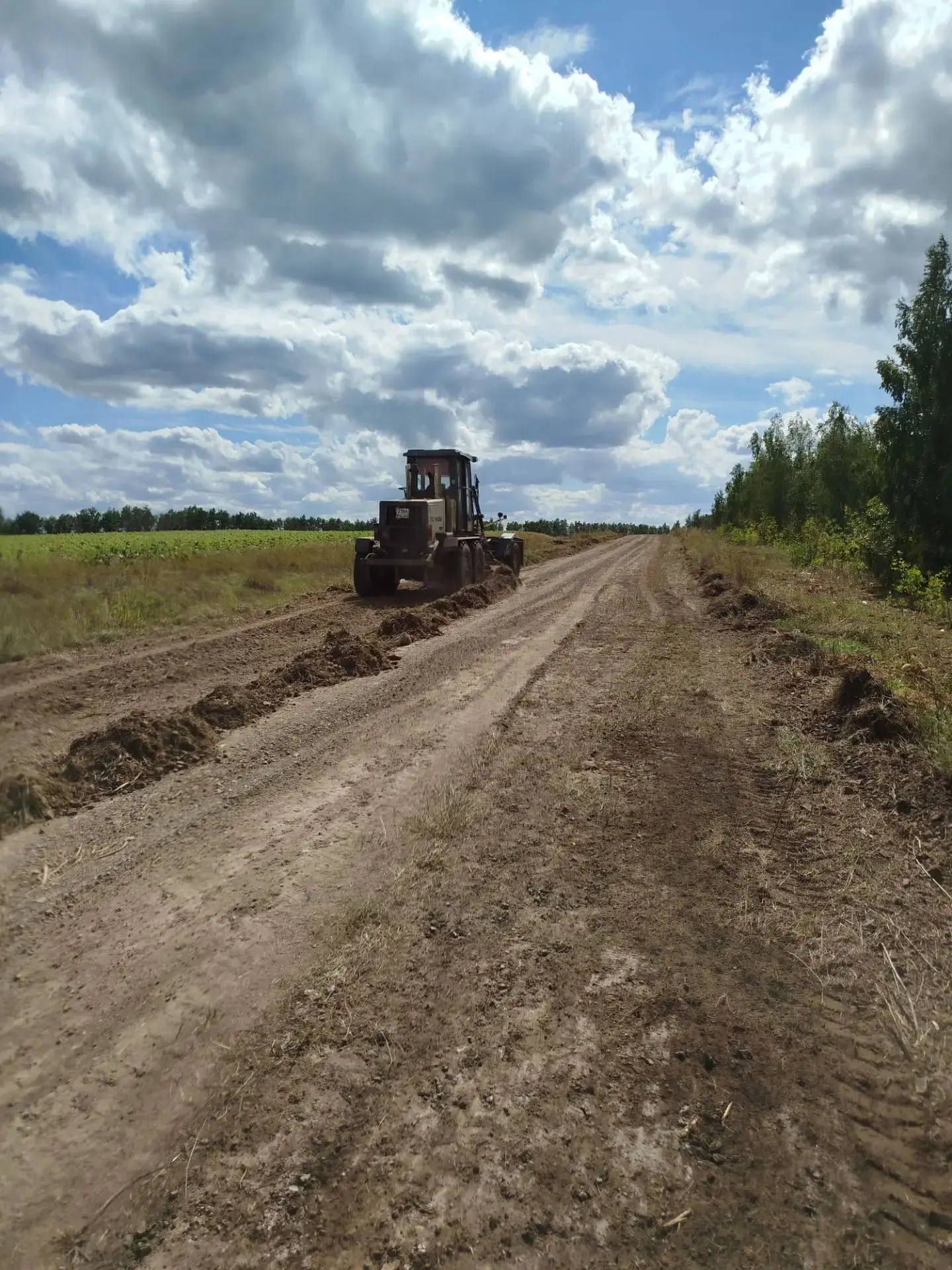 После проведения мульчирования проведено грейдирование подъездной дороги до деревни Нов...