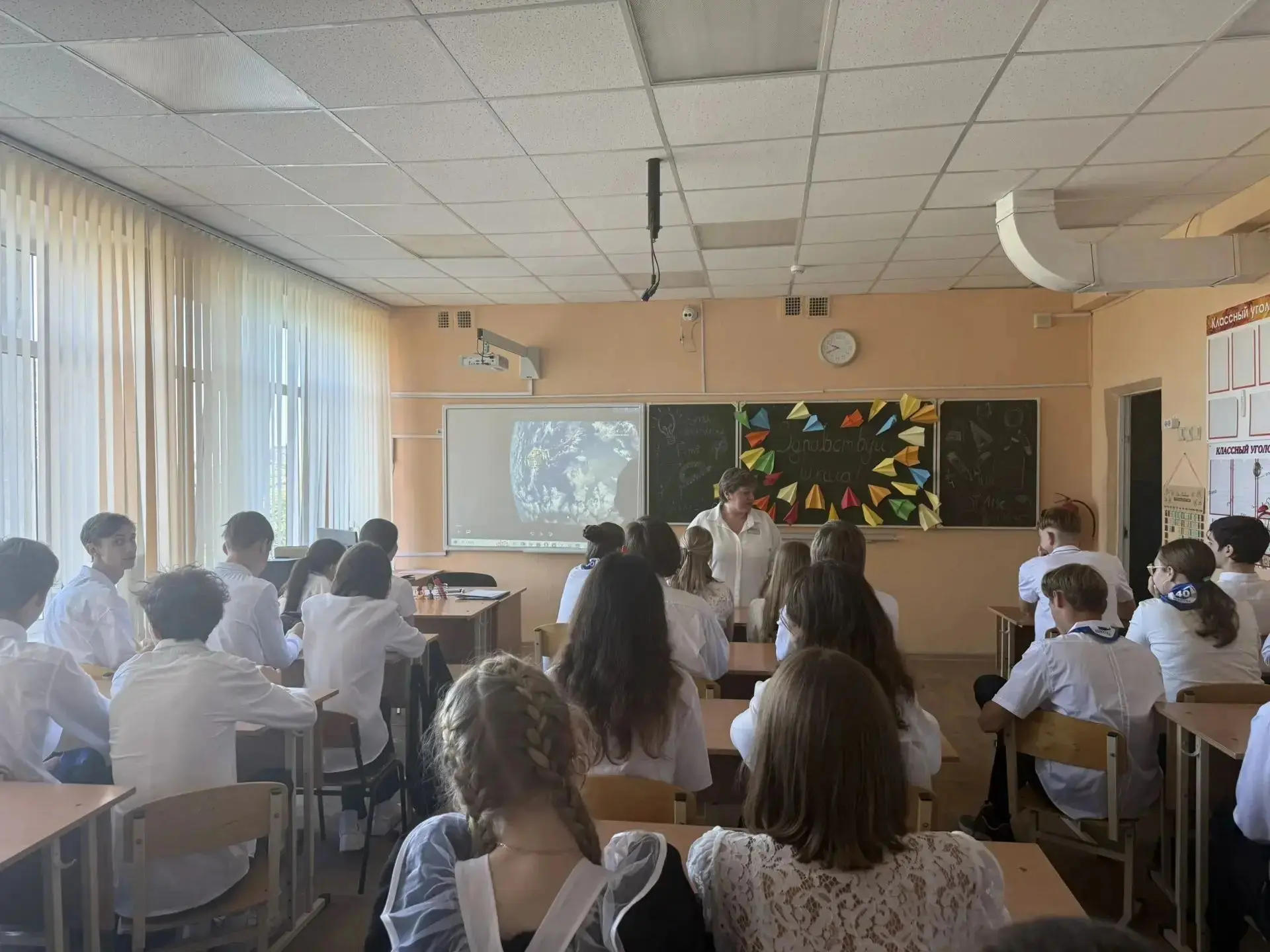 Сегодня, 1 сентября, во всех школах России прошли торжественные линейки и внеурочные за...