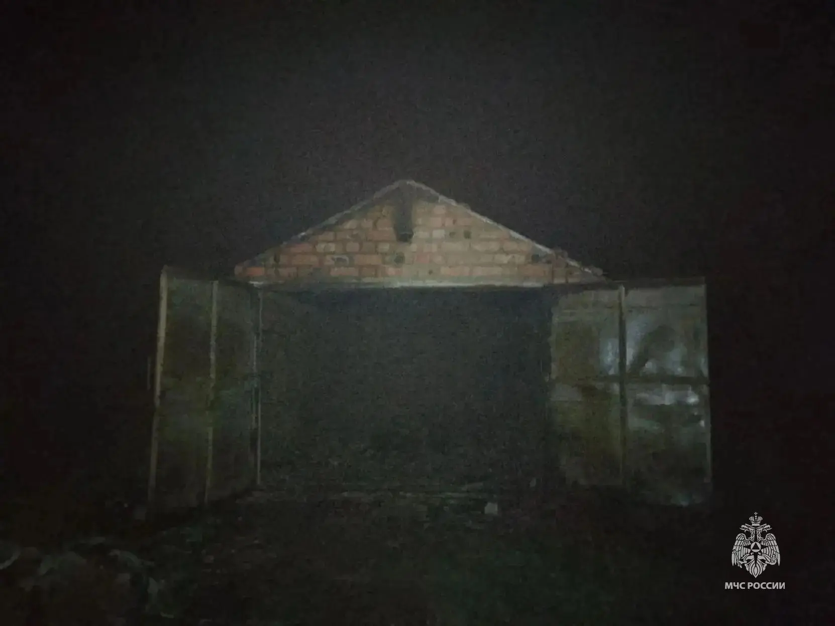 В селе Новосёлка Фёдоровского района загорелся кирпичный гараж. При тушении пожарные на...