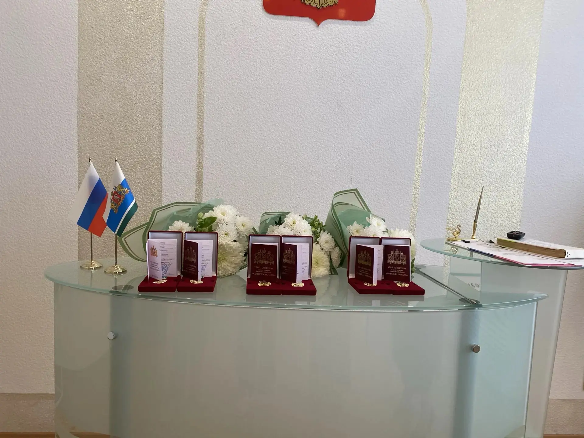💞 19 июня в Красноуральском отделе ЗАГС в торжественной обстановке прошло вручение знаков отличия С