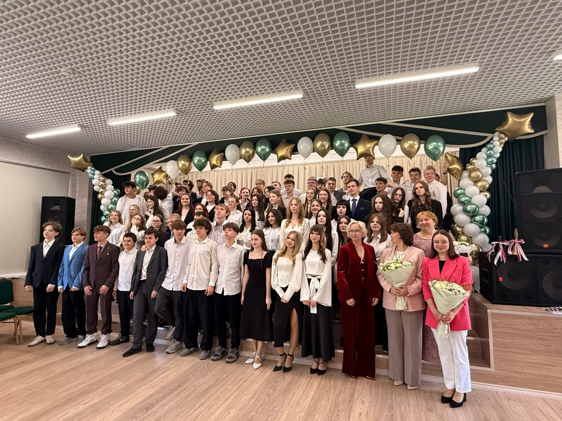 🎒✨ Сегодня в нашей школе царила особенная атмосфера!

В 9 классе прошла торжественная линейка — одн