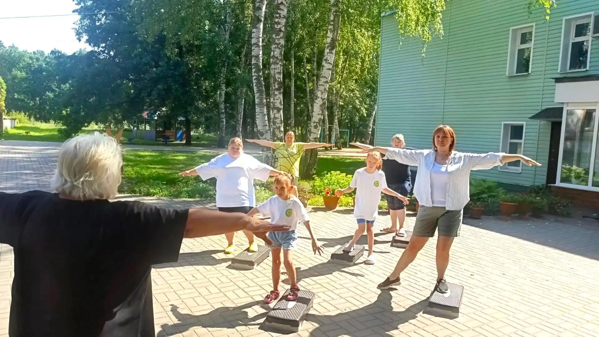 👟👍Занятия степ-аэробикой для семей с «особенными» детьми в Центре «Жемчужина леса» — ...
