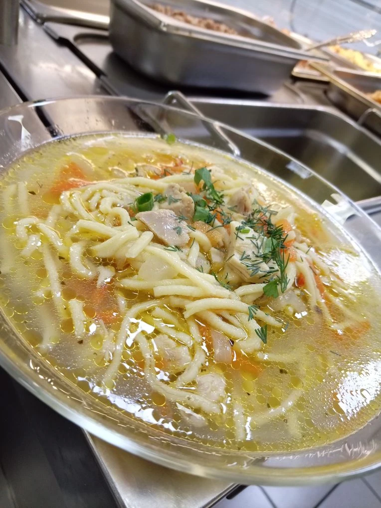 Какая красота 😻✌

Наш куриный супчик с домашней лапшой!