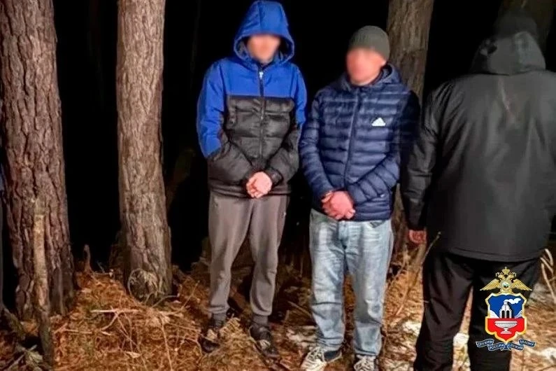 «МВД Медиа» сообщает:  Под Барнаулом полицейские с поличным задержали двух сбытчиков особо крупной п