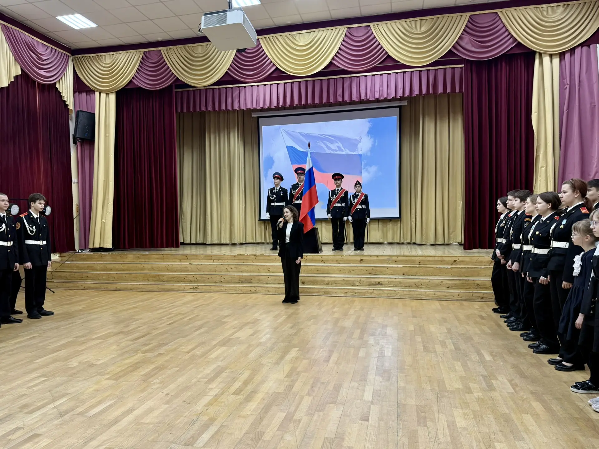 🇷🇺 Понедельник в нашей школе: традиции, которые объединяют  Новая неделя стартовала, и как всегда — 