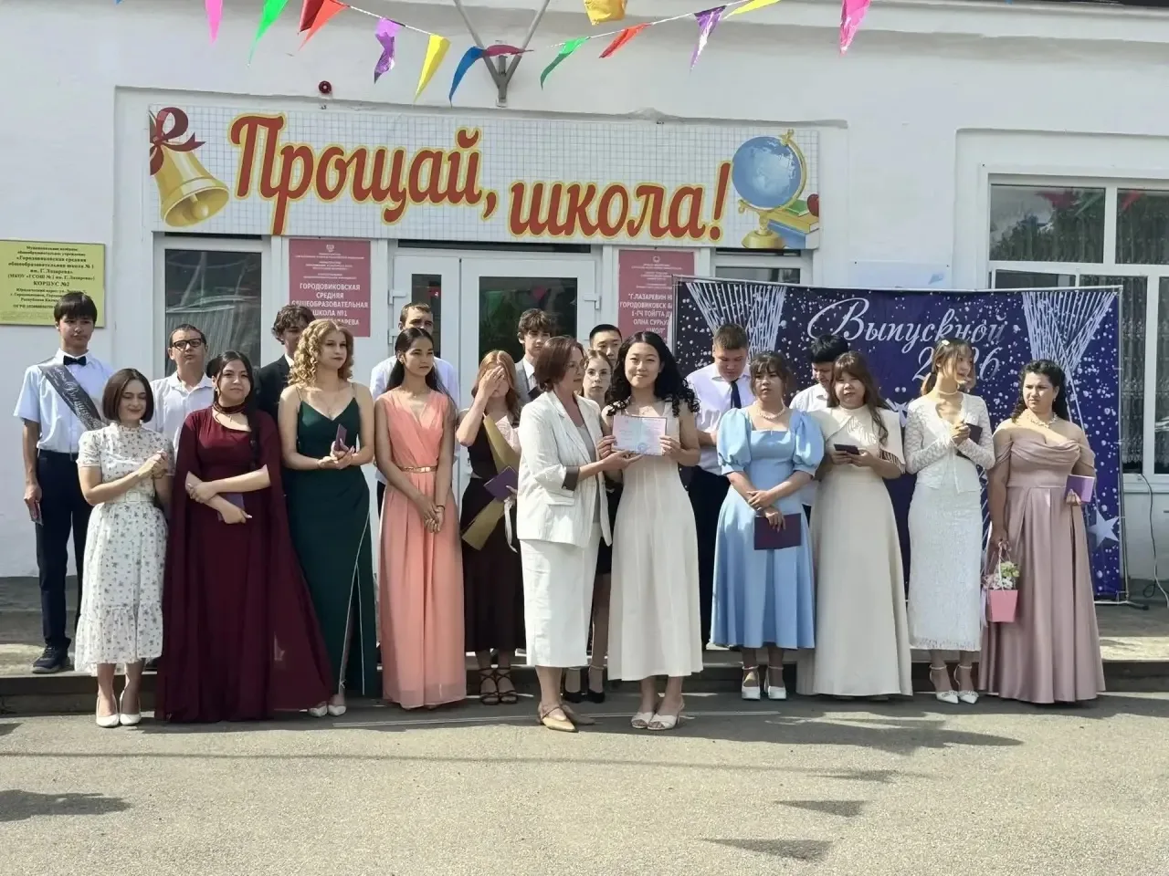 Сегодня в школах Калмыкии прошли торжественные церемонии вручения аттестатов выпускника...