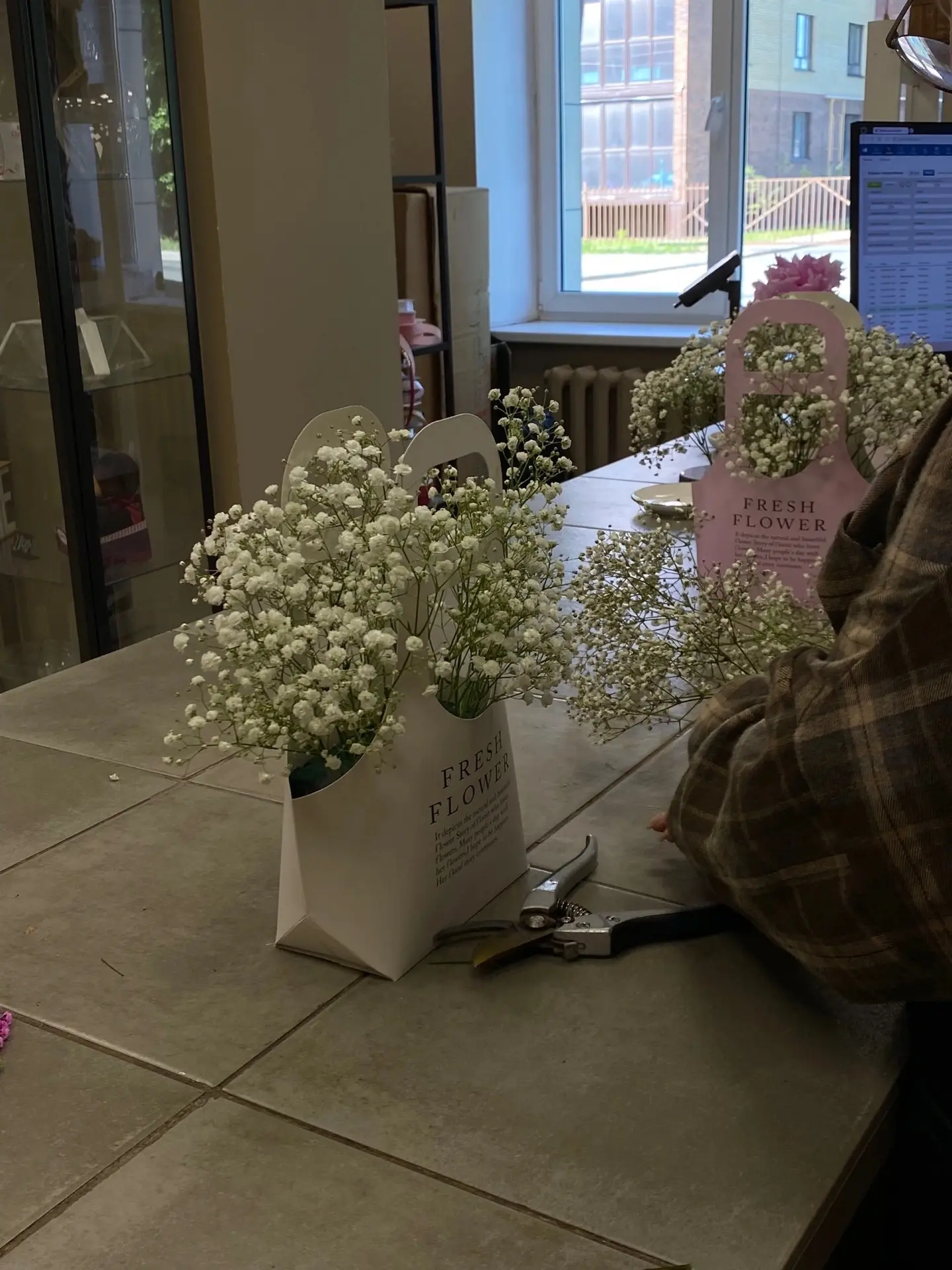 Немного рабочего процесса 💐

Собирали сегодня две воздушные коробочки с гипсофилой ✨

Получились та