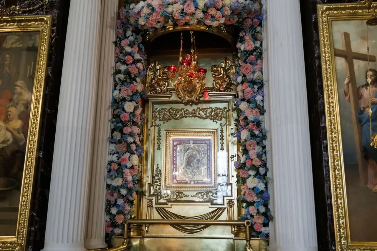 💐Праздничное цветочное оформление храмов Казанского Богородицкого монастыря. 

Над ним трудились це