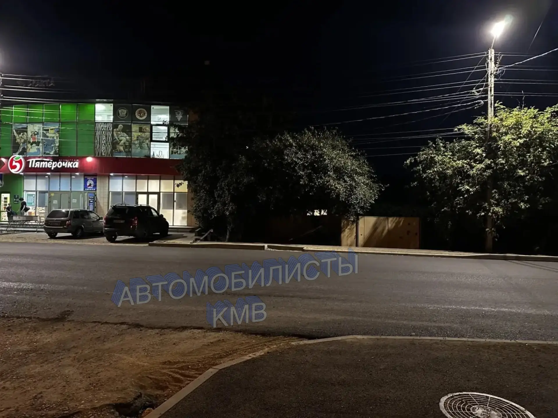 Пятигорск. После ремонта дороги, переходить её опасно. Знак валяется в кустах. Улица Ко...