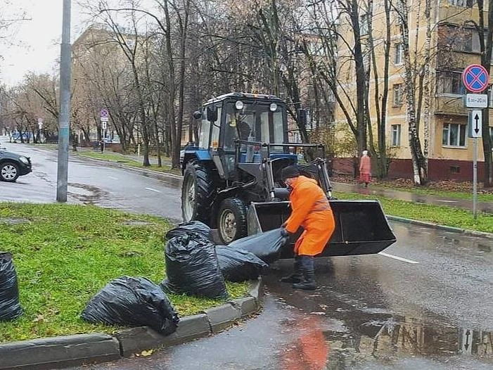 🍂 В Марьино убирают опавшую листву