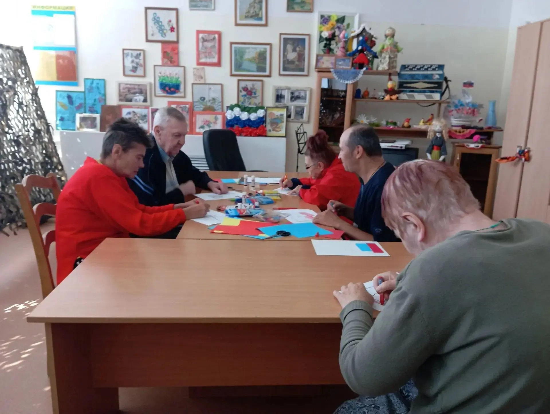 🎉 Ко Дню Государственного флага в нашем доме престарелых прошло тёплое и душевное меро...