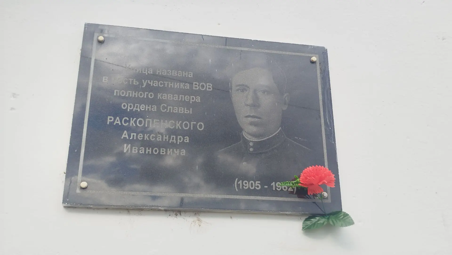 🎖 В Кульдуре почтили память героев: к мемориальным доскам возложили цветы.