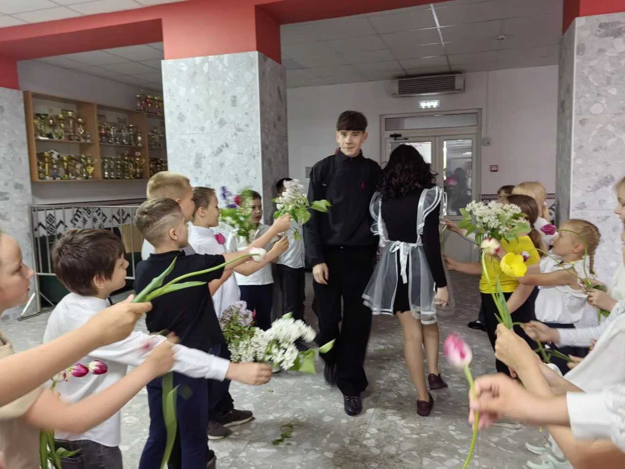 Вчера все цветы 🥀🥀🥀 были для наших любимых выпускников 9 и 11 классов. Вот так их встречали ребят