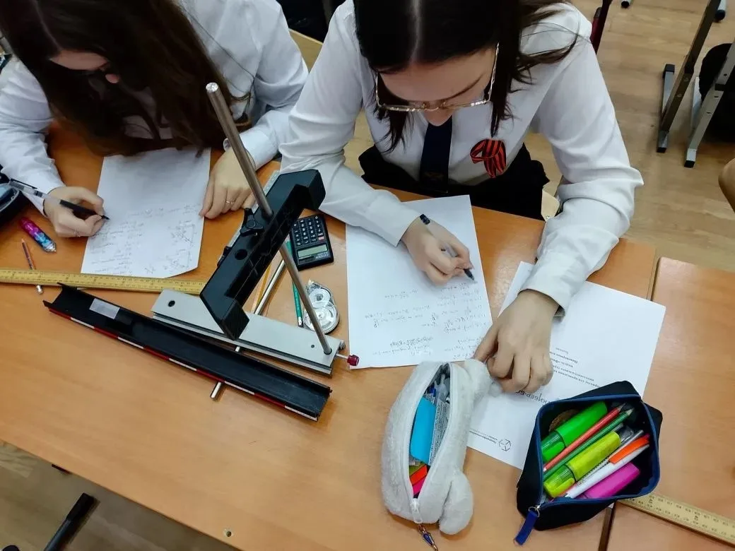 🧪 Кибер-бой: Физика на максимум!  7 мая для учеников 10 И выдался жарким 🔥. Ребята приняли участие в