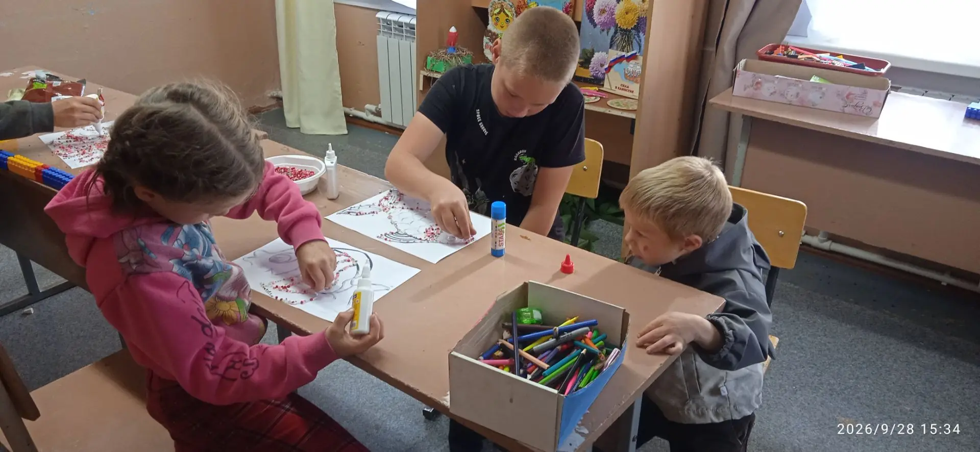 Рисование клеем (обычно ПВА) используют для создания необычных объемных текстур, развит...