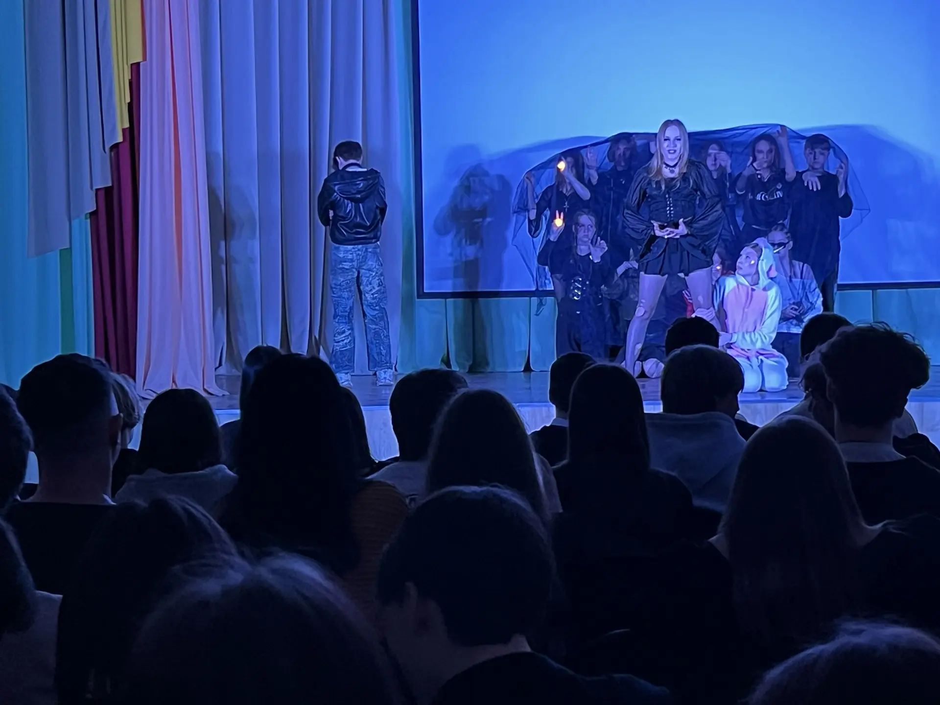 🎭Спектакль, заставивший задуматься!  💥29 апреля в актовом зале нашей школы выступил Образцовый детск