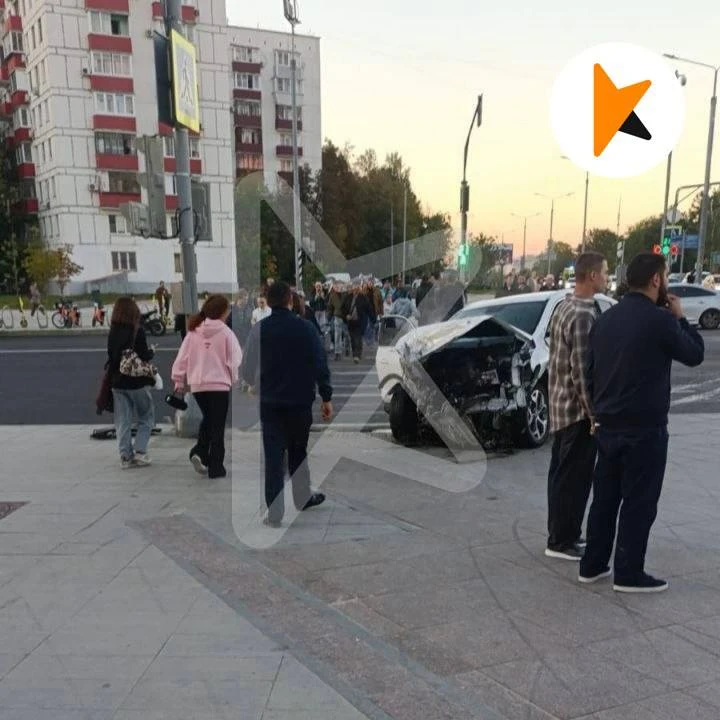 «Мерседес» влетел в толпу пешеходов в Черёмушках. Шесть человек пострадали