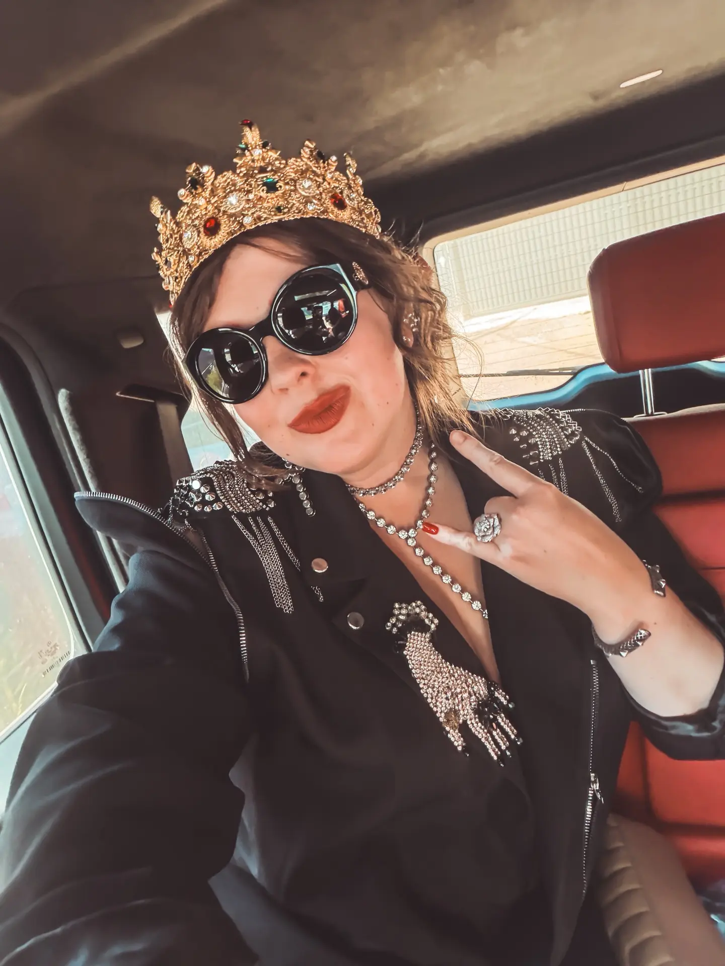 Мне кажется, корона мне подозрительно идет 👑

Иногда смотрю на себя и думаю: а вдруг в прошлой жизн