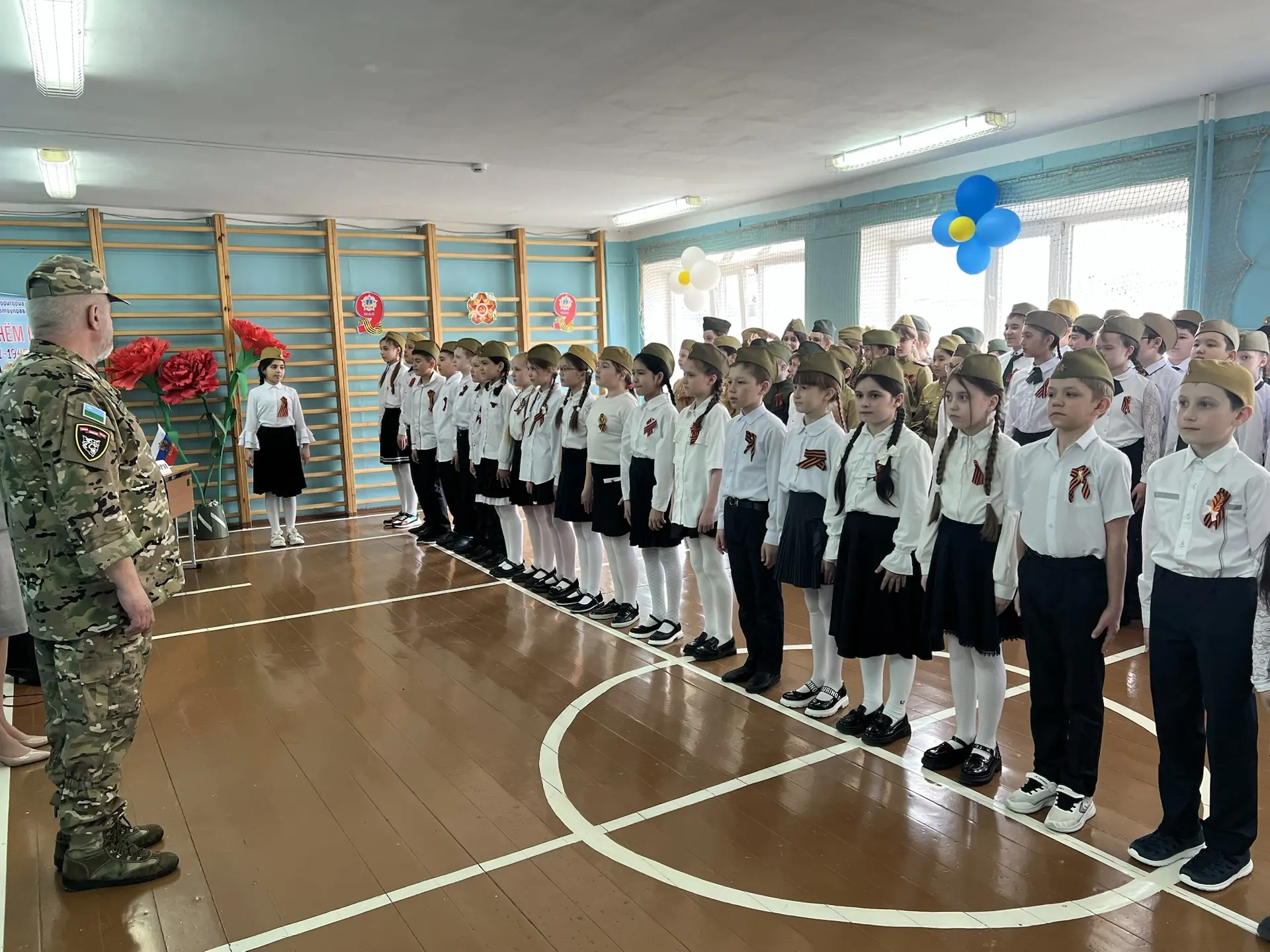 🎖️ Смотр строя и песни: четвероклассники почтили память героев к 9 Мая 🎖️  В преддверии Дня Победы в