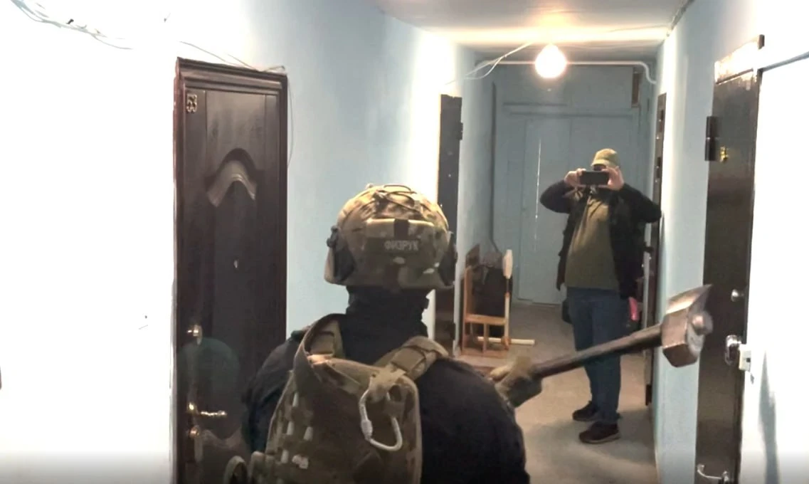 ФСБ и СКР задержали под Екатеринбургом банду обнальщиков и вымогателей.