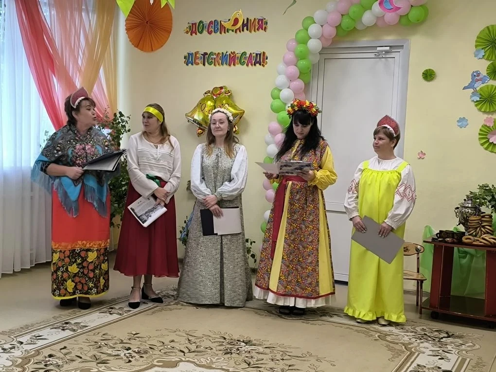 Троица в кругу друзей...