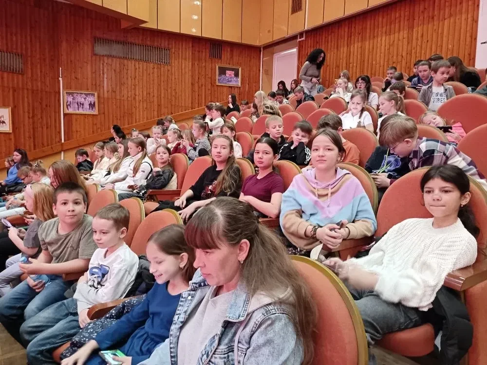 🎭 Театральные выходные: «Алиса в стране чудес»  На выходных ученики нашей школы отправились в увлека