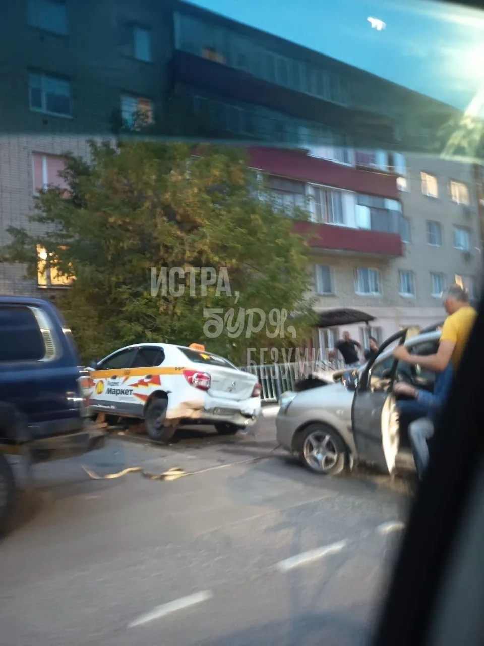 Серьезная авария произошла сегодня у детской поликлиники
