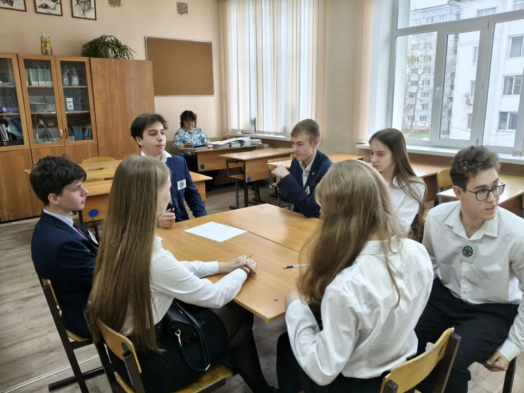 Поздравляем команду учащихся 10-х классов ставших победителями в командной игре " Пять звëзд". Ребят