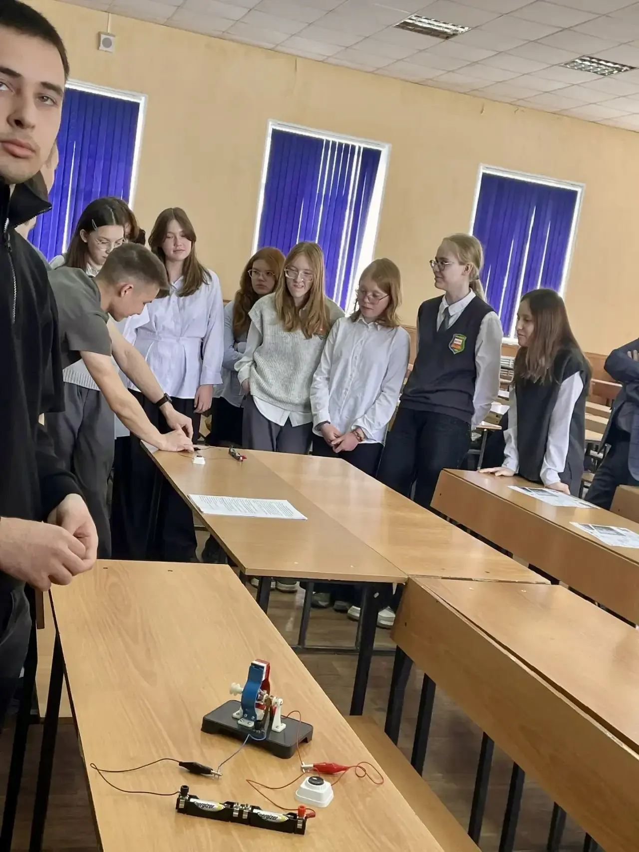 🚀 Восьмой Д — в науку! Насыщенный день в УУНиТ  Ученики 8 Д класса вместе со своим классным руководи