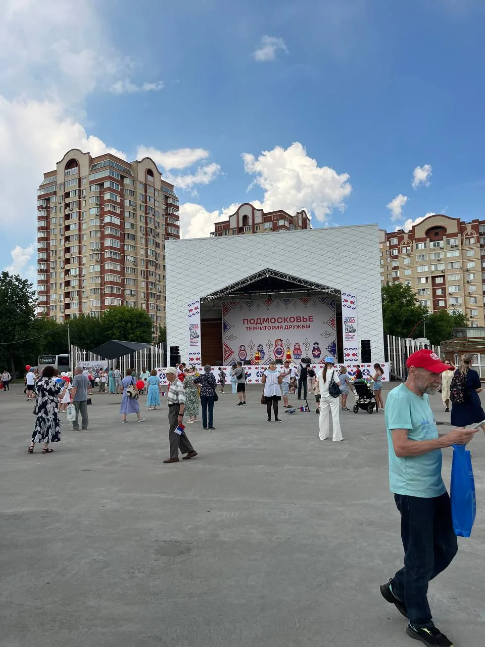 День России в Центральном парке Победы. Народу не густо! Новый глава был всего пять минут. 

Видимо,