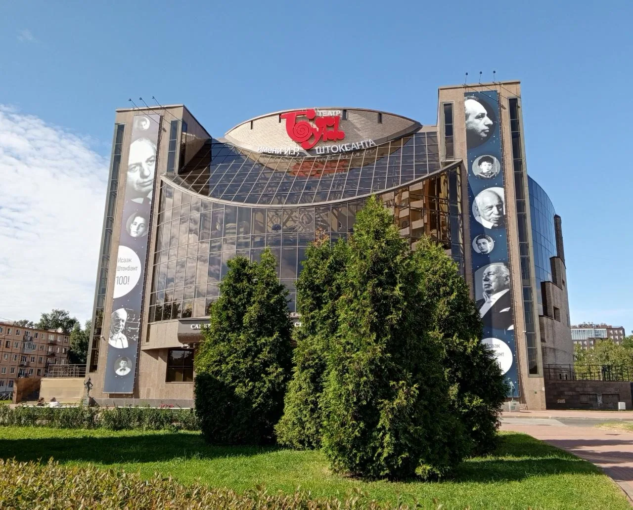 Уютный уголок Малой Охты, сквер у театра Буфф, с нереально удобными Питерскими диванами.