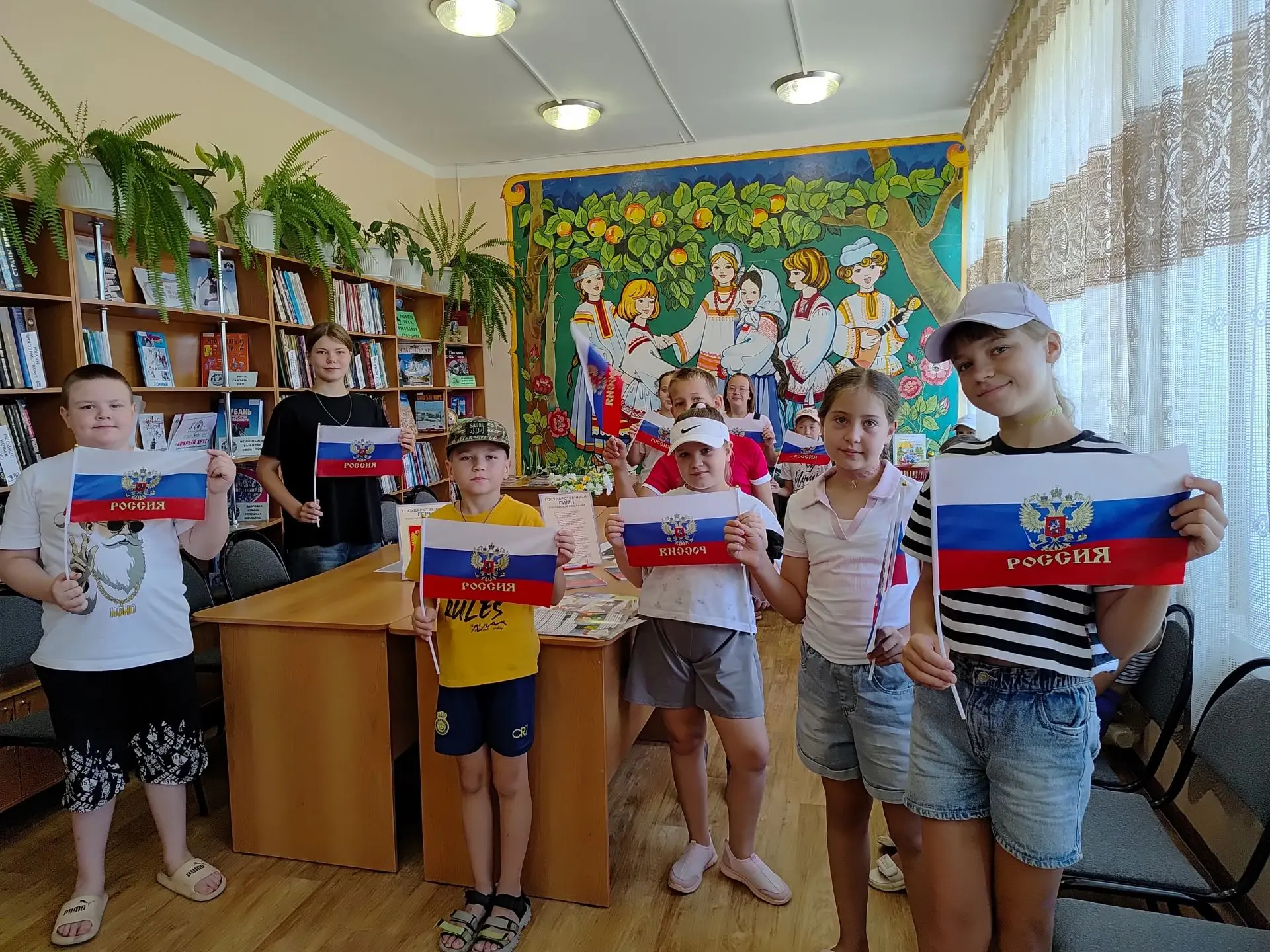 «Гордо реет флаг России»