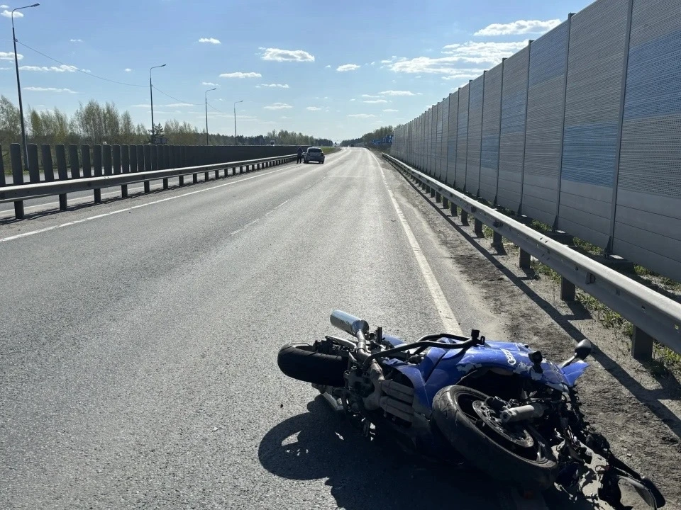 В Кургане произошло ДТП с участием автомобиля и мотоцикла — водитель двухколёсного транспорта получи