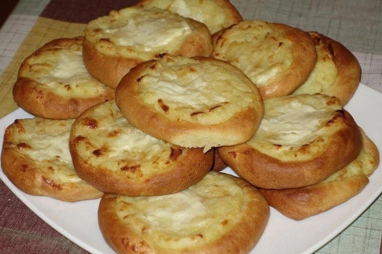 Бәрәңге шәңгәсе

Ачы камыр рецепты: 200 гр сөт, 200 гр җылы су, тоз, 3-4 кашык май, 1 аш кашыгы шикә