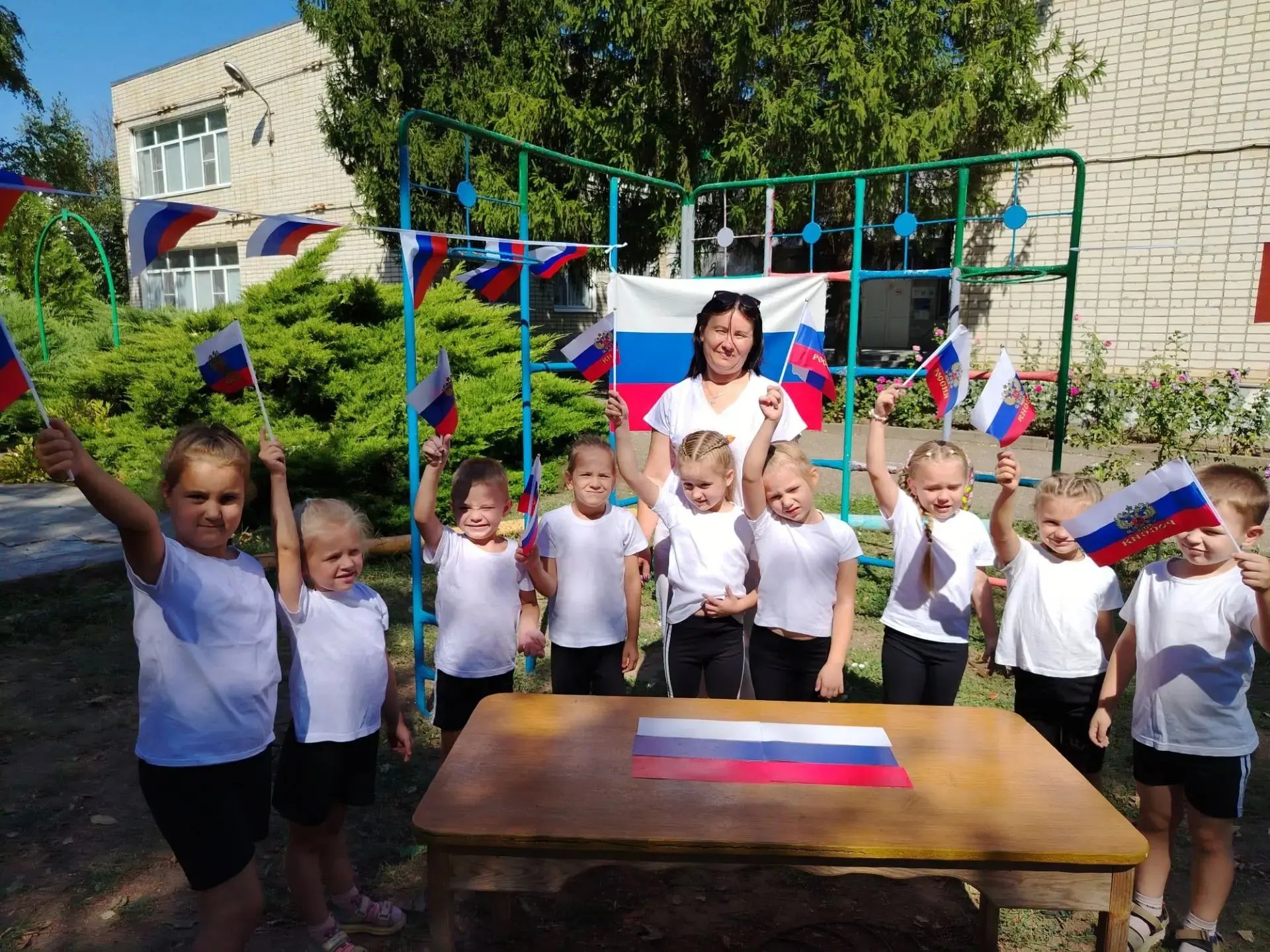 🇷🇺 Наш триколор в деле! В подготовительной группе прошла яркая квест-игра «Собери все...