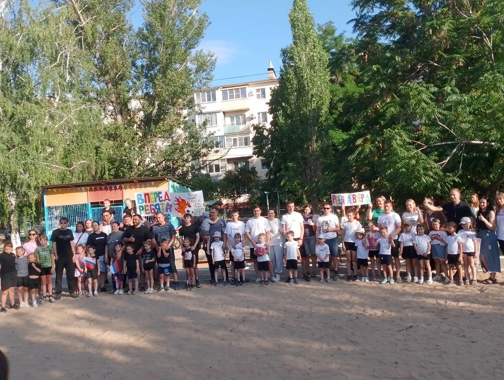 Наша спортивная площадка превратилась в настоящий ⚽футбольный стадион!
      ☝️Впервые в истории дет
