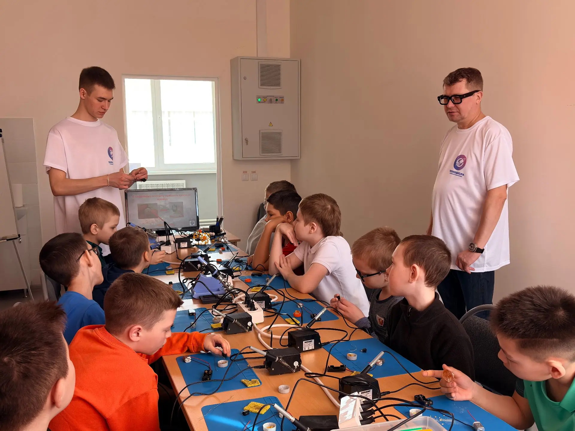 🚀Ура, ура, ура!   В нашей школе состоялось открытие инженерного кабинета с курсами Электроника от Ин