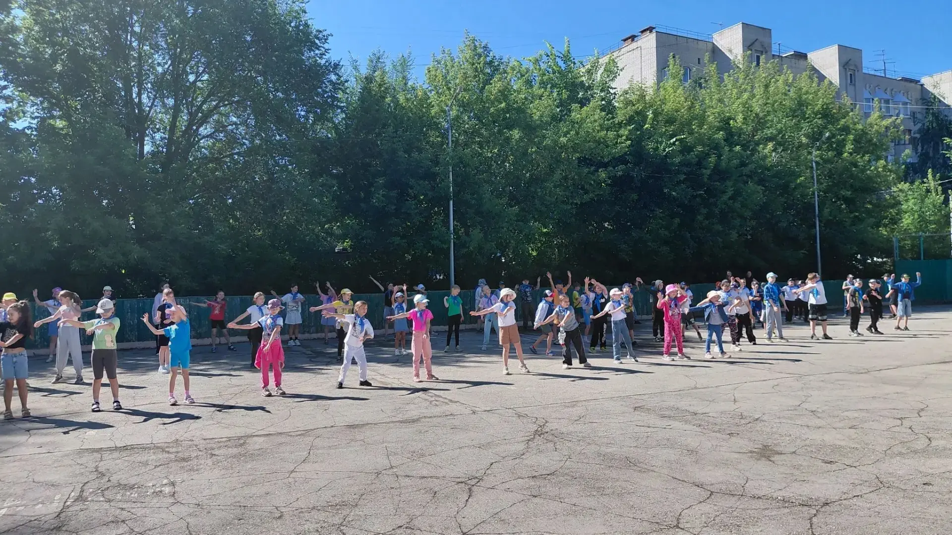 18 июня в нашем школьном лагере прошёл День спорта!

День начался с зажигательной зарядки, которая п
