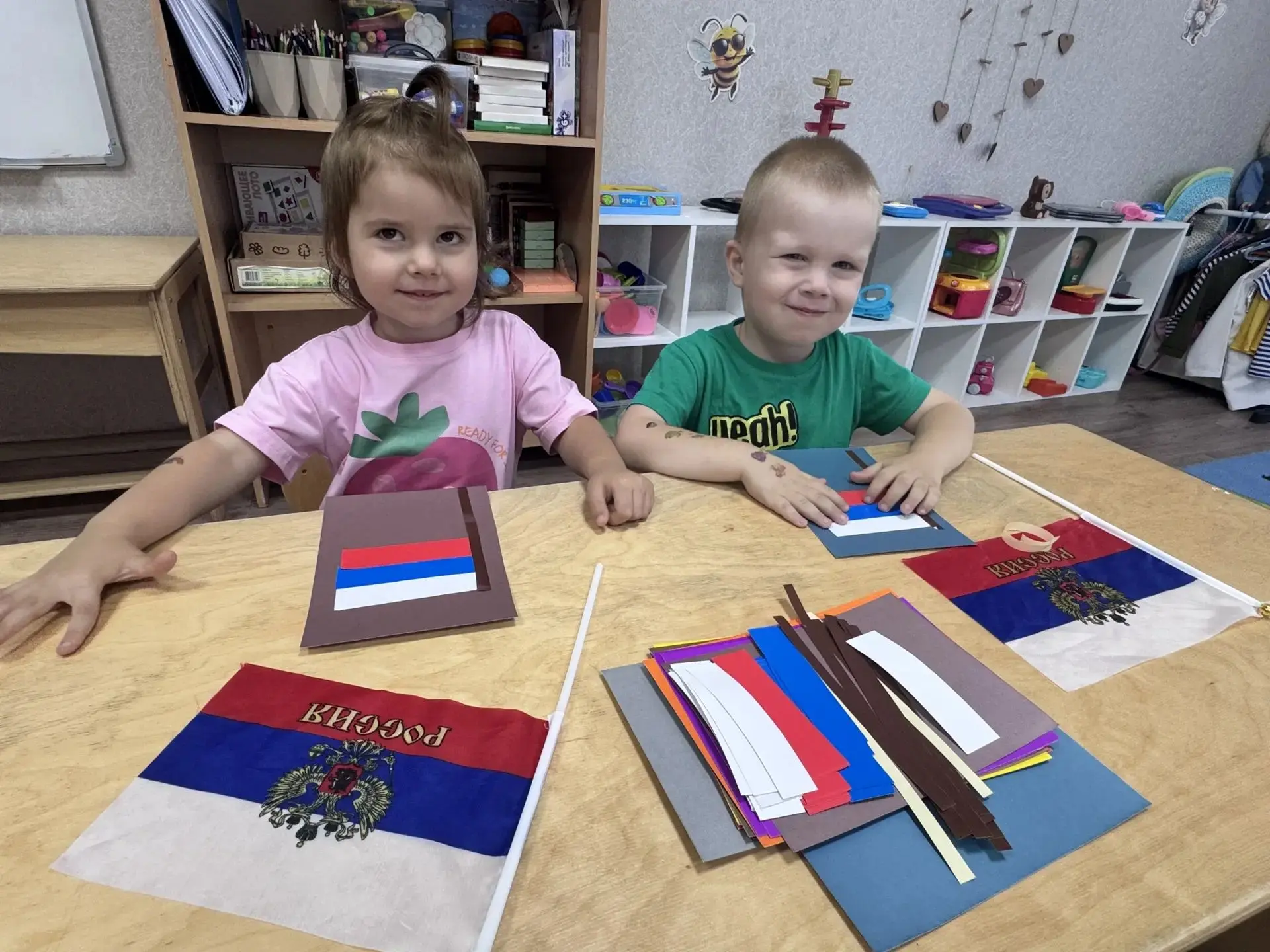 Аппликация «Флаг России» в группе «Пчелка»