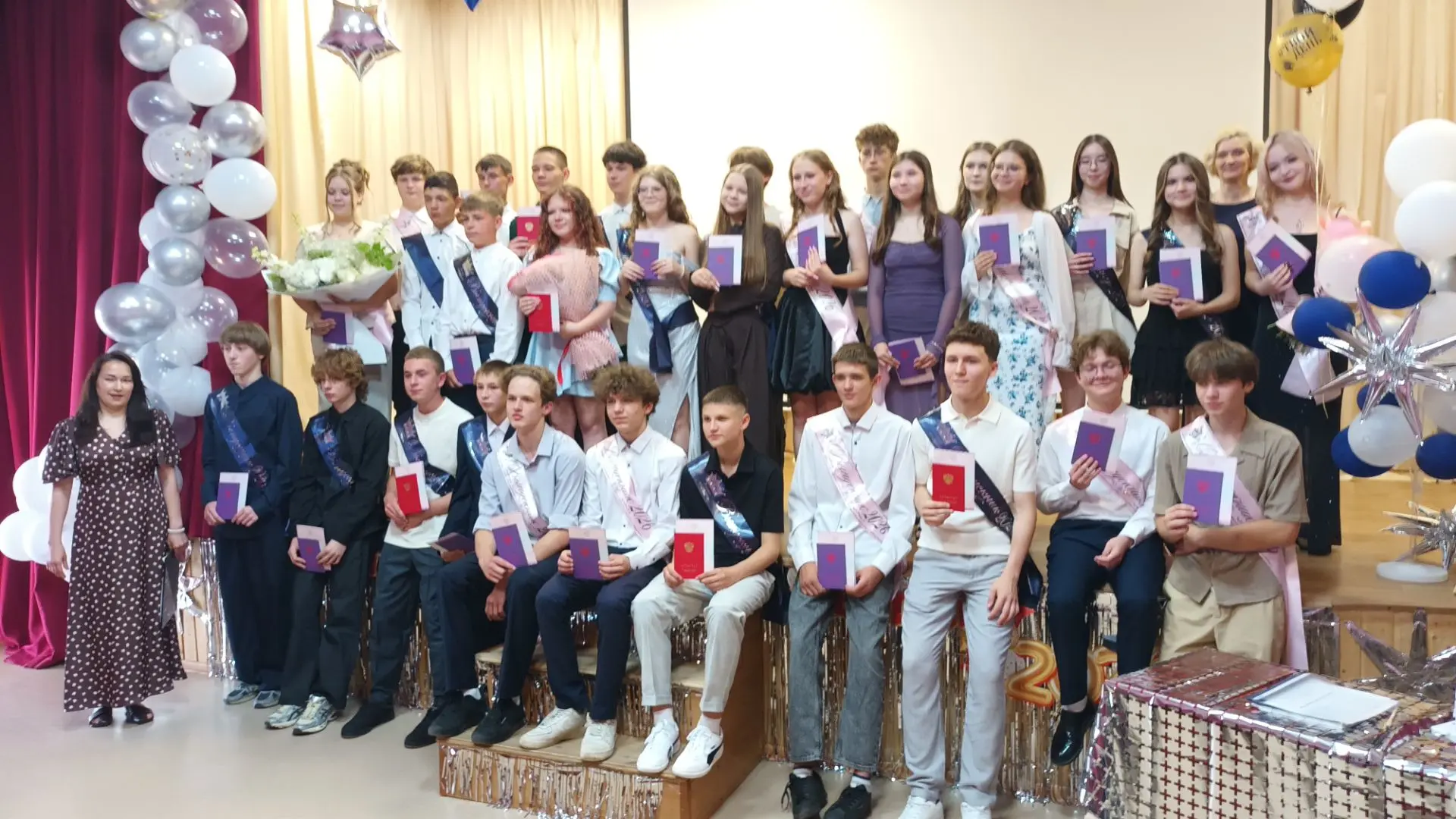 Торжественное вручение аттестатов выпускникам 9‑х классов! 
Сегодня в нашей школе прошёл важный и тр