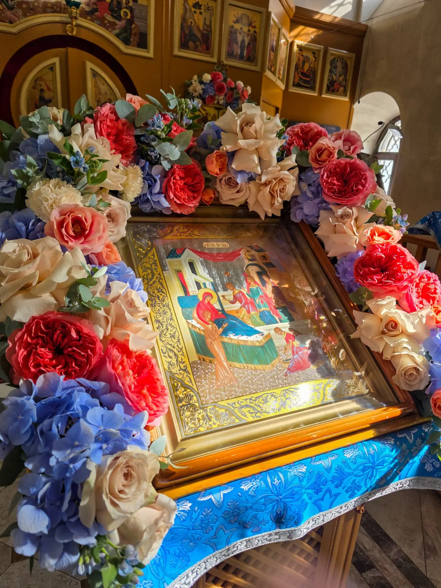 🕯С престольным праздником, дорогие братья и сестры! С Рождеством Пресвятой Богородицы!