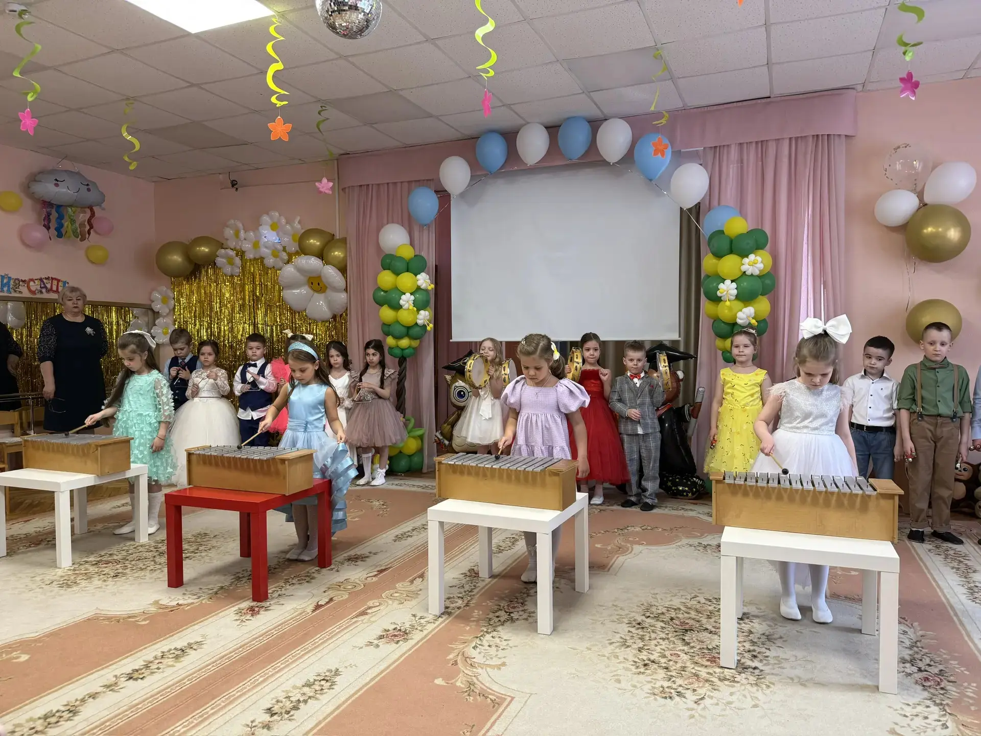 «Был ты, садик, нам как дом, Жили счастливо мы в нём. Будем в гости приходить, Ведь тебя нам не забы