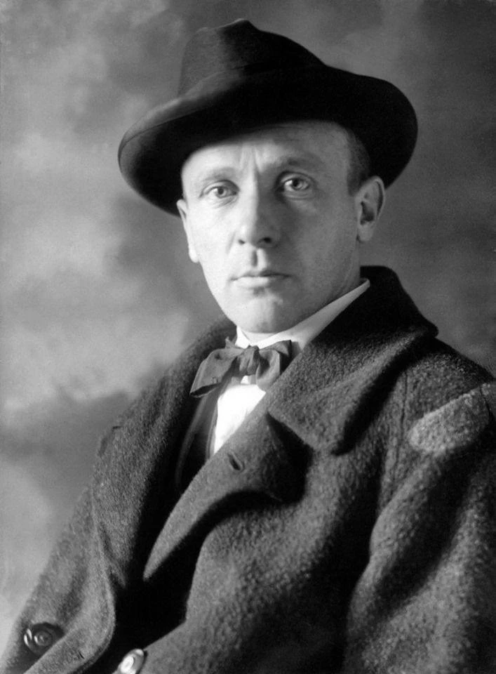 ✨135 лет назад, 15 мая родился самый необычный и таинственный писатель первой половины ...