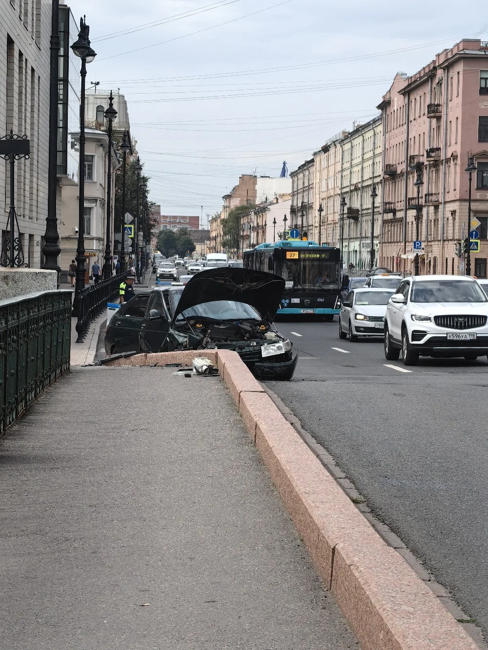 Видимо, не рассчитал и влетел в поребрик на Офицерском мосту у Мариинского театра!