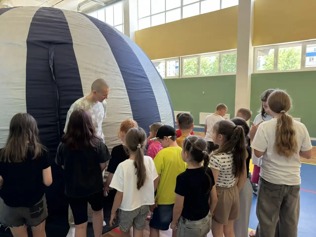 Сегодня наш лагерь отправился в космическое путешествие! 🚀✨

Тема сегодняшнего дня — «День путешест
