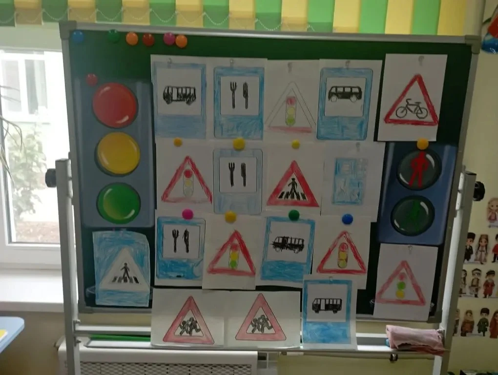Внимание, юные художники! Сегодня мы рисуем дорожные знаки! 🚦