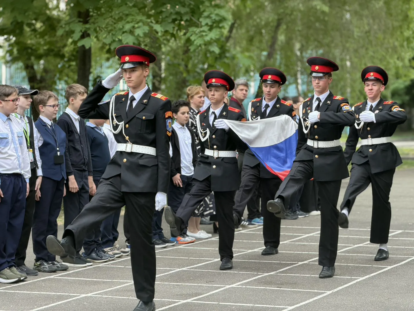 🇷🇺 Торжественная линейка и события наступающей недели  Сегодня в нашей школе прошла торжественная ли