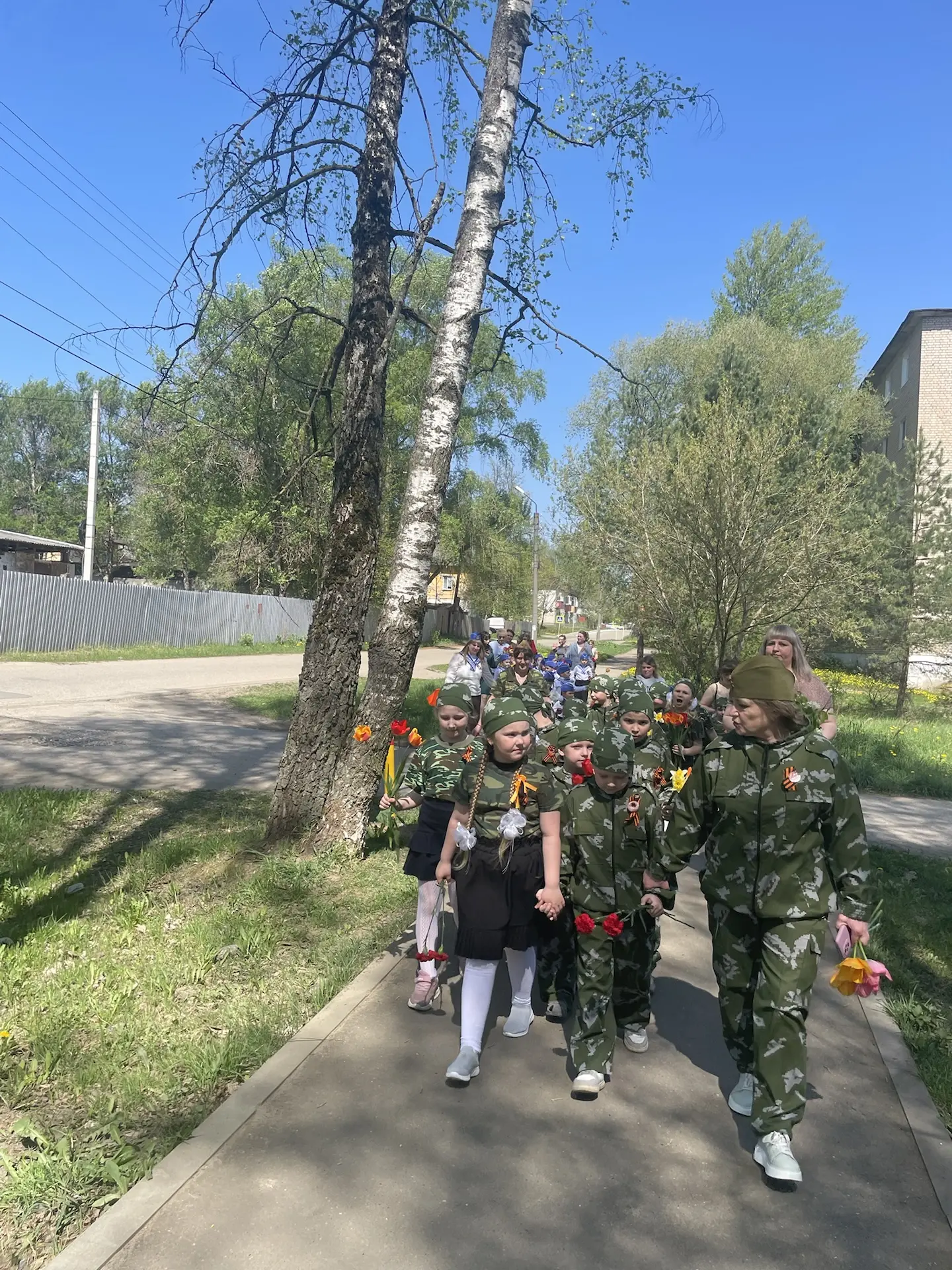 Память в сердце: воспитанники ДОУ возложили цветы к памятнику «Скорбящий солдат». Кажды...